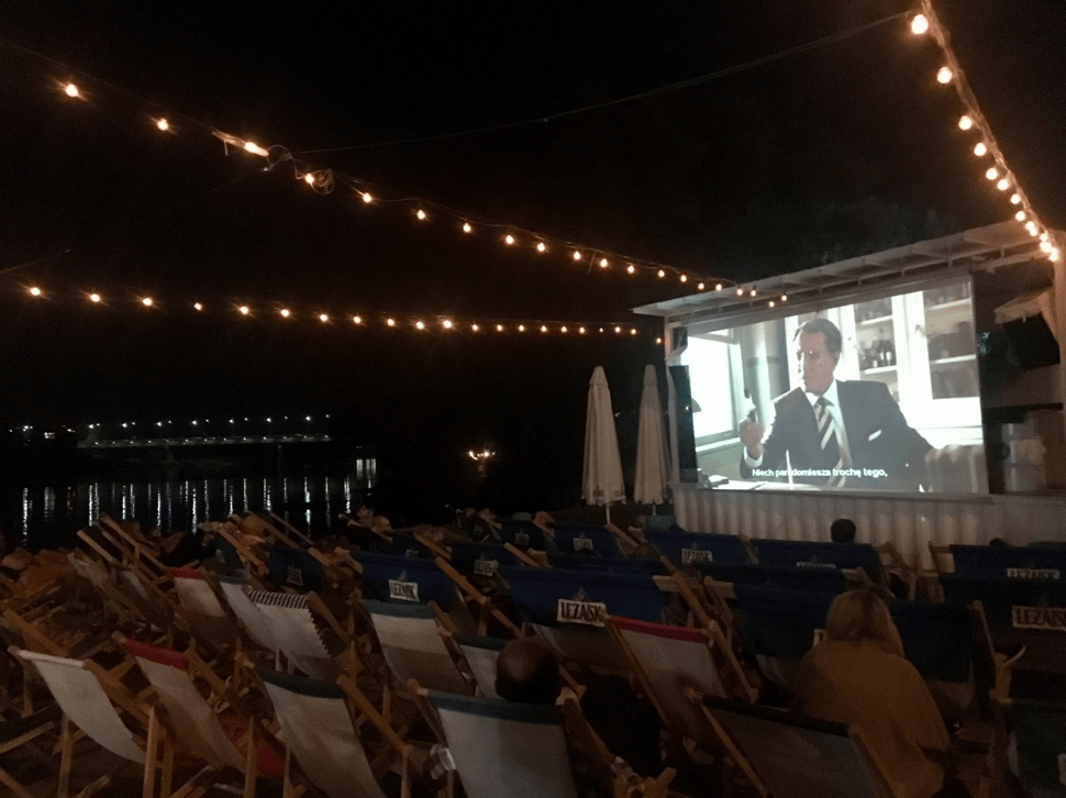 Kino pod holým nebom na bulvári pri rieke Visla